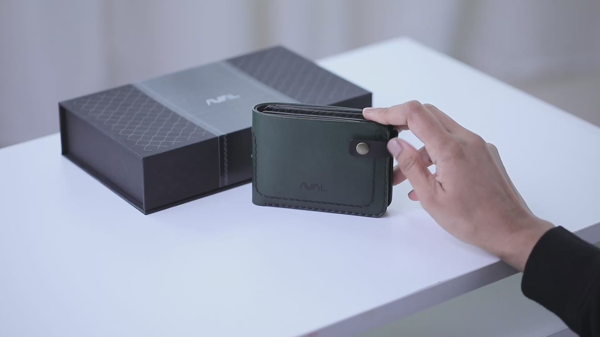 "Video demonstration of The Nexus Bifold Split-Carry 2-in-1 Dual-Tone Leather Wallet (Dark Green/Black), showcasing how to use the removable card holder and its 14+ card capacity."